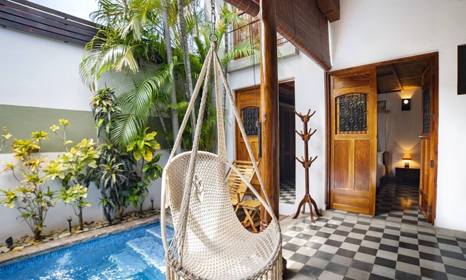 Granada Casa | Elegancia Colonial y Refugio junto a la Piscina