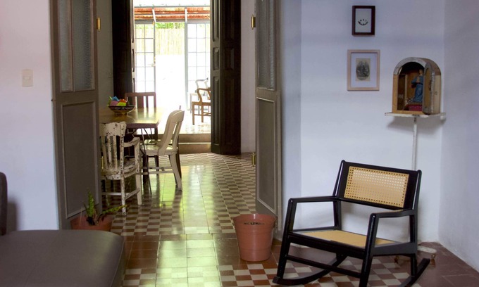 Barrio de Santiago Casa | Casa colonial con toques artísticos.