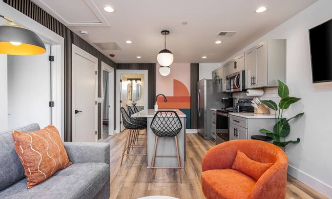 Hillsboro West End Apartamento | Colorful 2 Bedroom Retreat with 3 Beds, Patio + Free Parking