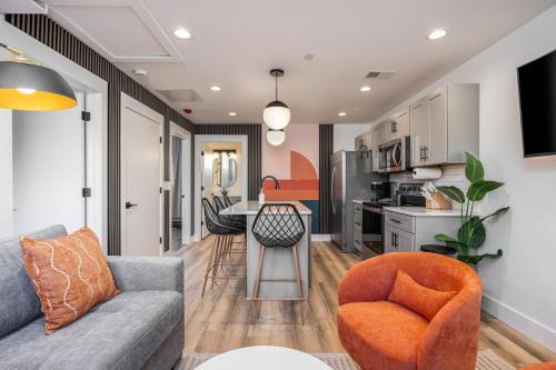 Hillsboro Village Apartamento | Colorful 2 Bedroom Retreat with 3 Beds Patio and Free Parking
