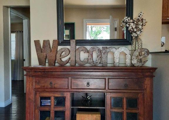 Paso Robles Apartamento | Colorful Artist's Bungalow Walk Downtown Paso