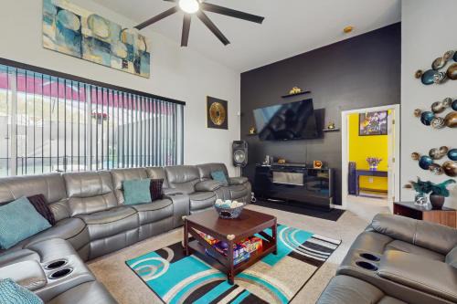 Ridgewood Lakes Casa | Colorful Casa