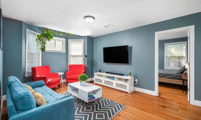 South Side Apartamento | Colorful, Comfy & Modern - Close to NYC - Parking!