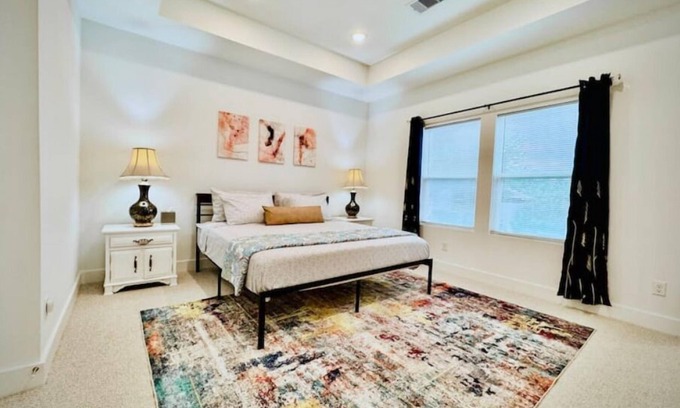 North Houston Casa | Colorful Dining Experience in Cozy Getaway