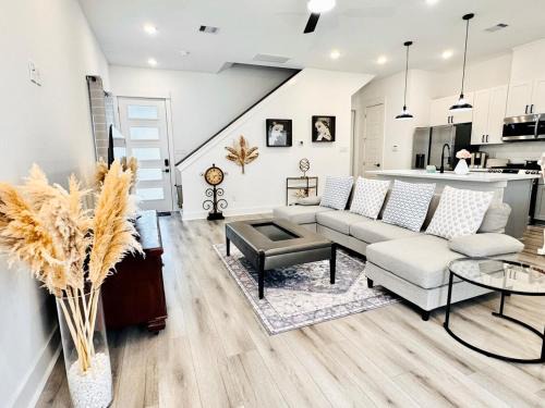 North Houston Casa | Colorful Dining Experience in Cozy Getaway
