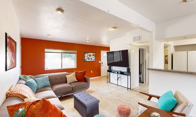 Sierra Vista Casa | Colorful dog-friendly home with large fenced yard and firepit