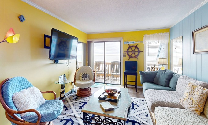 Ocean Isle Beach Condominio | Colorful ocean view condo with pool, central AC, & private washer/dryer