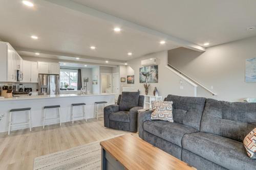 Hammond Casa | Columbia River Views Spacious Hammond Getaway!