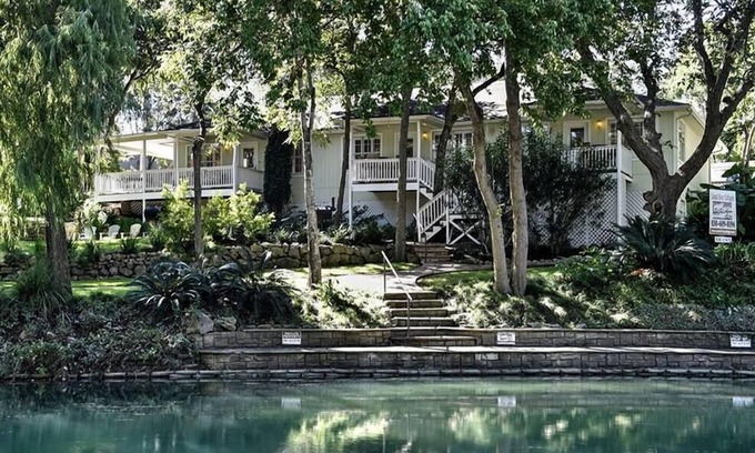 New Braunfels Casa | Comal River Access - Modern Cottage on The Comal – Walk to Everything!