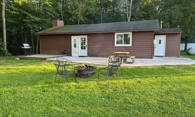 Amery Cabina | Come check out this Cozy 2-bedroom cabin in charming Amery!