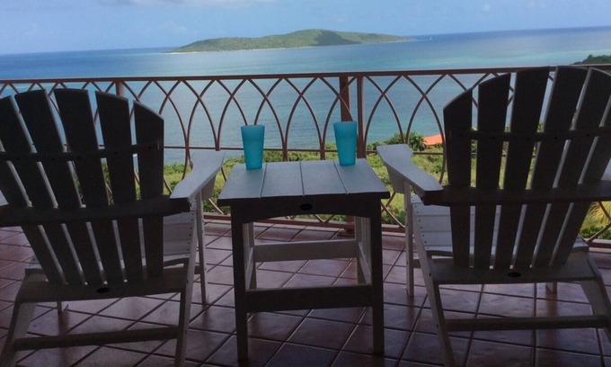 Cotton Valley Condominio | Venga a disfrutar de la increíble vista de las azules aguas del Caribe y la famosa Isla Buck