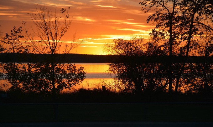 Central Alberta Cabina | COME FISHING & ENJOY THE SUNSET FROM THE HOT TUB.