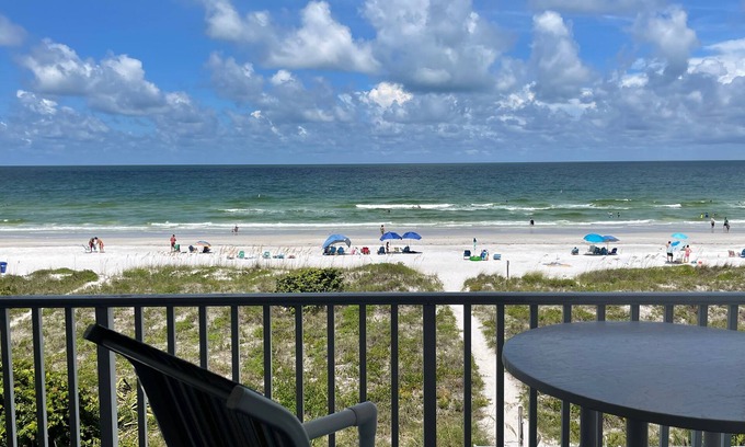 Indian Rocks Beach Condominio | Come for the Beach, Stay for the Food! - Private elevator - Sea Isle Villas, IRB