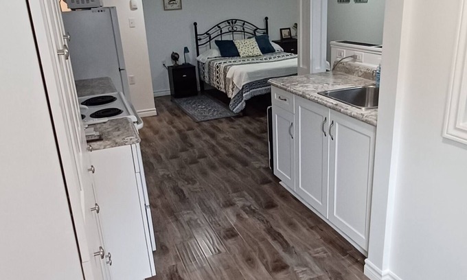 Bridgewater Apartamento | Come for work or pleasure! This safe, quiet, 1 Prsn unit is centrally located!