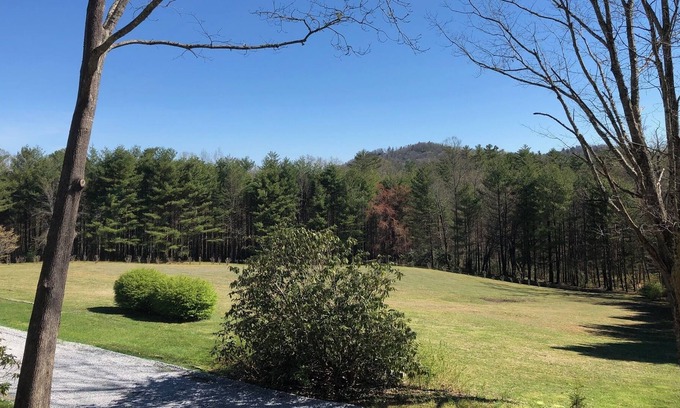 Hendersonville Chalet De Esquí | Celebre la temporada de otoño de Western NC en The Chalet