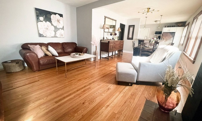Syracuse Casa | Come home to Kenwood 2 bed pet friendly free park conveniently in Syracuse
