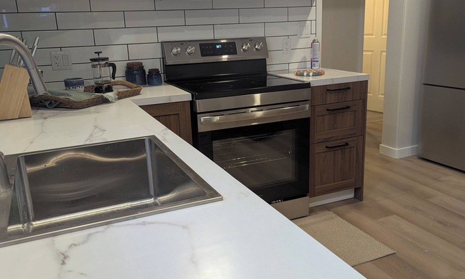 Jasper Apartamento | Come On Inn-recently renovated basement suite.