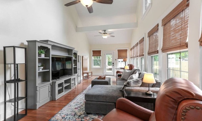 Highlands - Perkins Casa | Come Relax at LSU Lakes! Walk to Tiger Stadium!