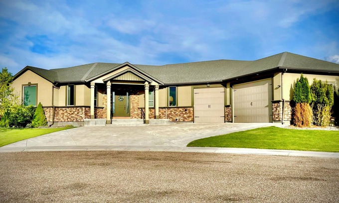 American Falls Casa | Come relax in our spacious home with spectacular views!