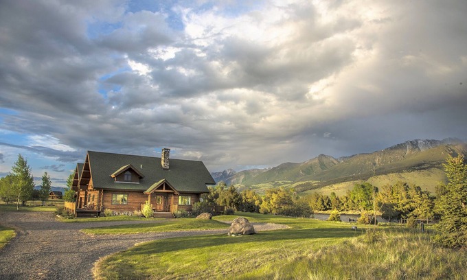 Livingston Casa | Venga a relajarse, rejuvenecer y volver a conectar en el río Yellowstone en Montana.