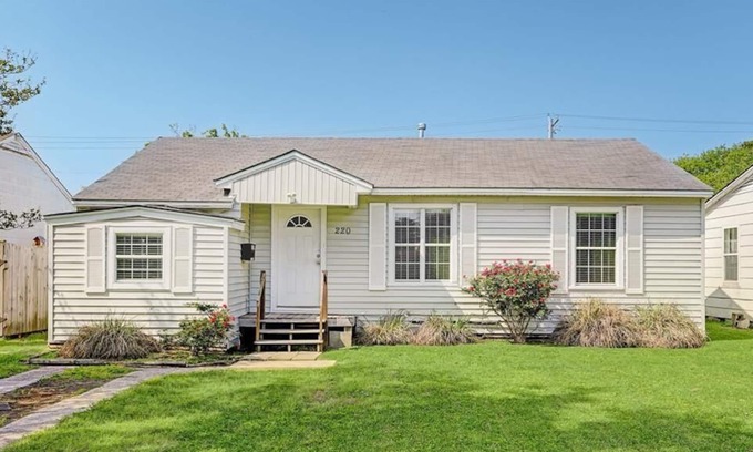 Texas City Casa | Come stay at "The Little Cozy", a home away from home! - virtual stage