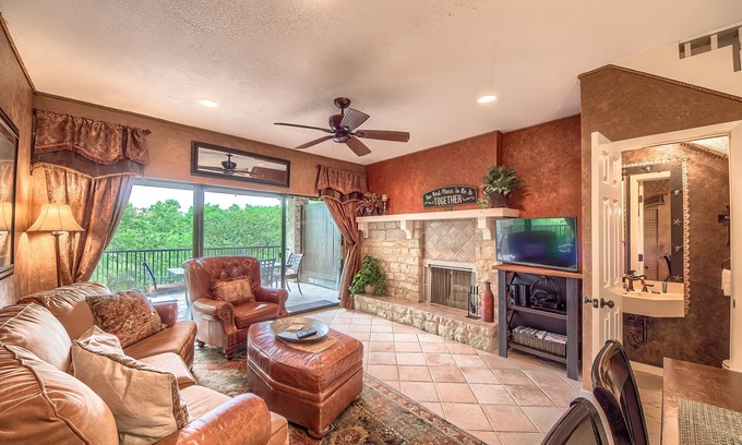 New Braunfels Condominio | Come Stay at the Beautiful River Haus at Camp Warnecke Estates!