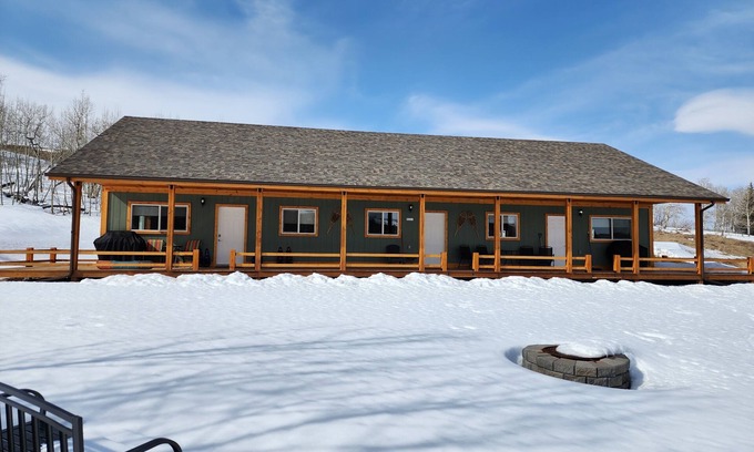 Division No. 3 Cabina | Come stay in a new 6 guest Cabin, Wildwood near Waterton, Crowsnest Pass, Castle