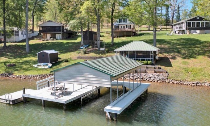 Huddleston Casa | Come Visit 'SML Getaway'! Pet Friendly!