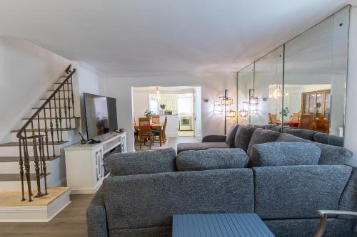 Sharon Hill Casa | ComfiNook Cozy Suburb Stay Philly Airport Parking