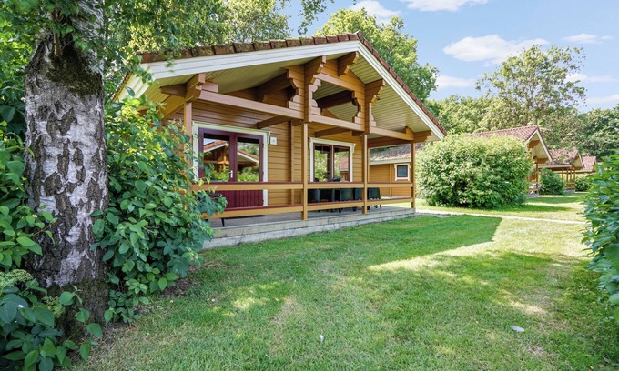Gramsbergen Casa | Comfort+ 6-person bungalow with veranda, dishwasher, washing machine and central location at holiday park ’t Hooge Holt near Gramsbergen.