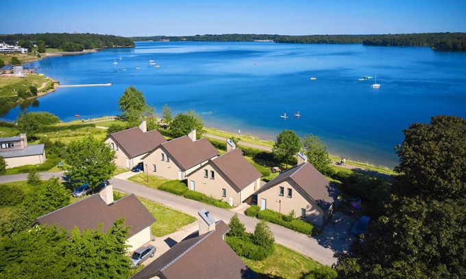 Froidchapelle Casa | Comfort 8-person bungalow in the holiday park Landal Village l'Eau d'Heure