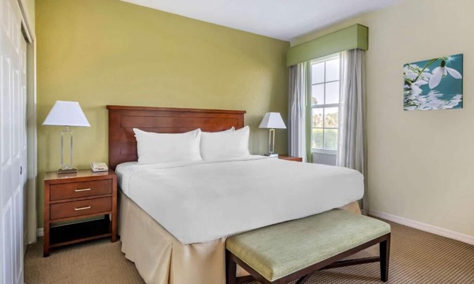 West Kissimmee Hotel | Comfort and Convenience! Full Kitchen, Swimming Pool, Free Shuttle!