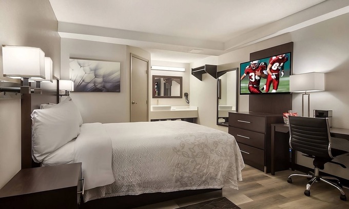 Erie Hotel | Comfort and Convenience! Free Onsite Parking, Pets Allowed