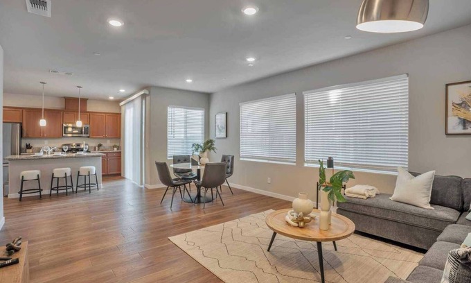 North Natomas Casa | Comfort and Leisure/3-BD house w/Backyard For Dogs #41982