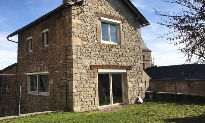Severac-d'Aveyron Casa | Confort y muchos exteriores en el corazón de la ciudad medieval