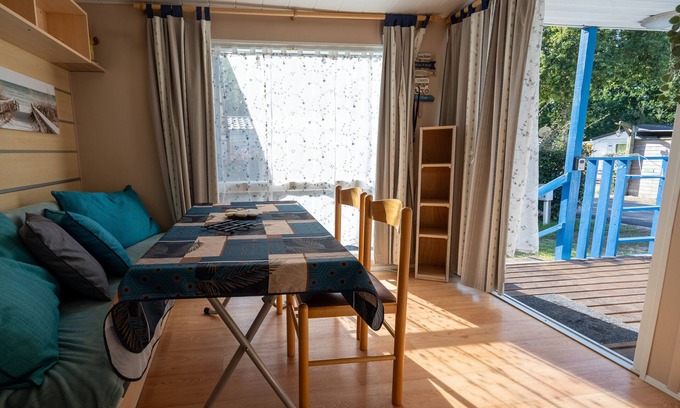 Les Mathes Alquiler De RV | Comodidad y Relax en Les Mathes: Mobilehome para 6 Personas con Jardín Privado y Acceso a Tenis