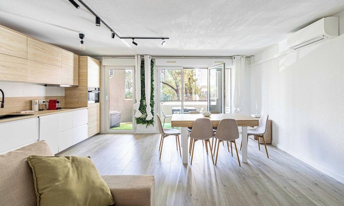 California - Pezou Apartamento | Comodidad y serenidad con A/C, Estacionamiento y Balcón.