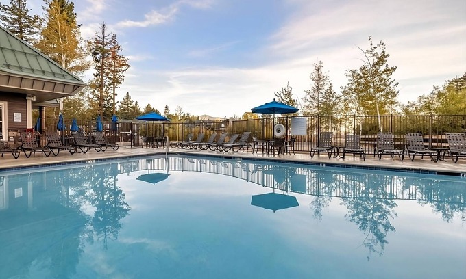 South Lake Tahoe Hotel | Comfort & Convenience, 2 Relaxing Units, Outdoor Swimming Pool, Parking!