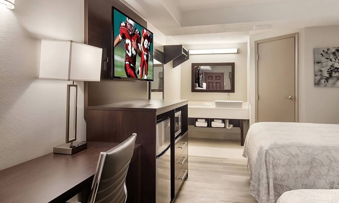 Erie Hotel | Comfort & Convenience, 2 Sleek Units,Free Parking, Pets Allowed