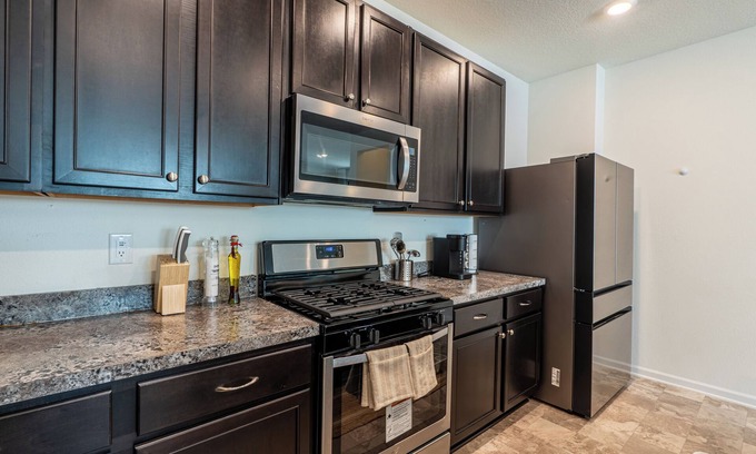 St. Johns Casa | Comfort Family Home - Tesla Charger, 4 BR, BBQ and Spacious Patio