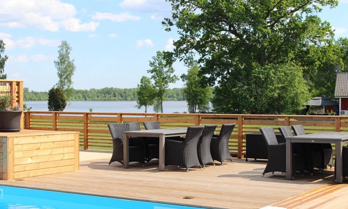 Vackelsang Casa | Comfort holiday home with lake location, motor boat and pool