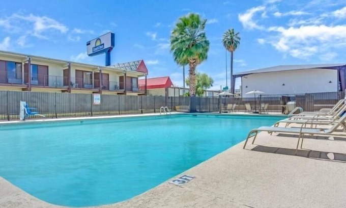 Downtown Tucson Hotel | Comfort Meets Affordability, Free Parking, Outdoor Pool, Near Arizona Stadium