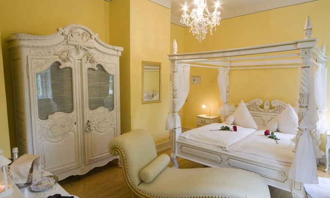 Gedern Apartamento | Comfort room with four-poster bed and bathtub at the Schlosshotel