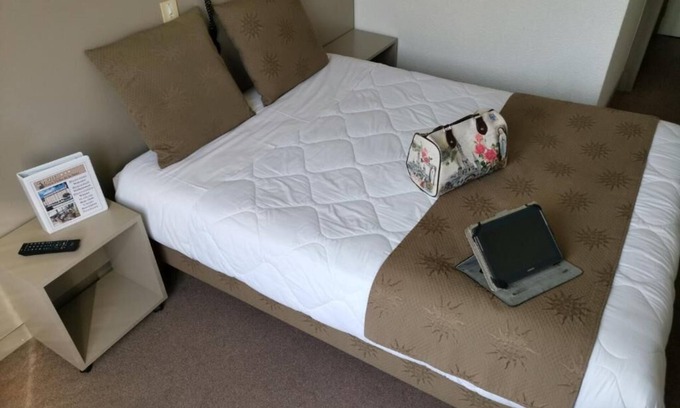 Lourdes Hotel | Comfort Stay! Peaceful Retreat near Gazost! Free Parking, Onsite Restaurant!