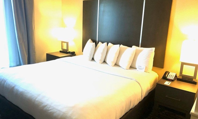 Barker Casa | Comfort Suites Near Sam Houston Race Park