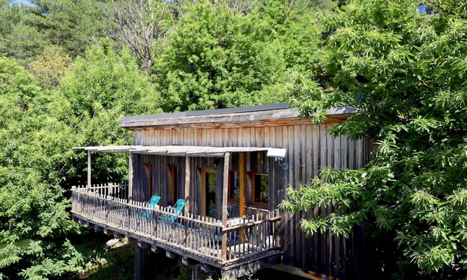 Saint-Hilaire-de-Lavit Cabina | Comfortable, air-conditioned cabane sur Pilotis in the Cevennes.