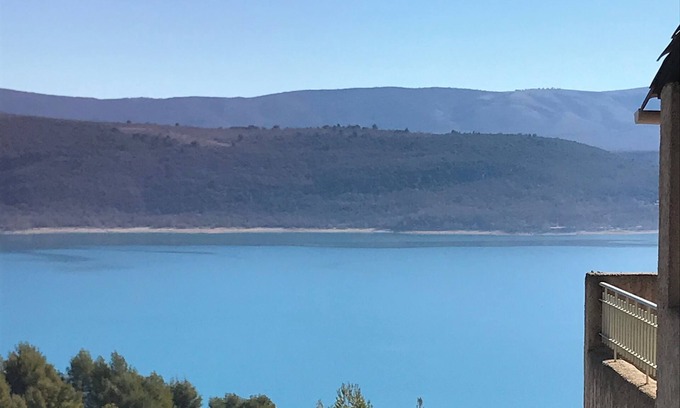 Sainte-Croix-du-Verdon Apartamento | Comfortable apartment with large terrace and lake view