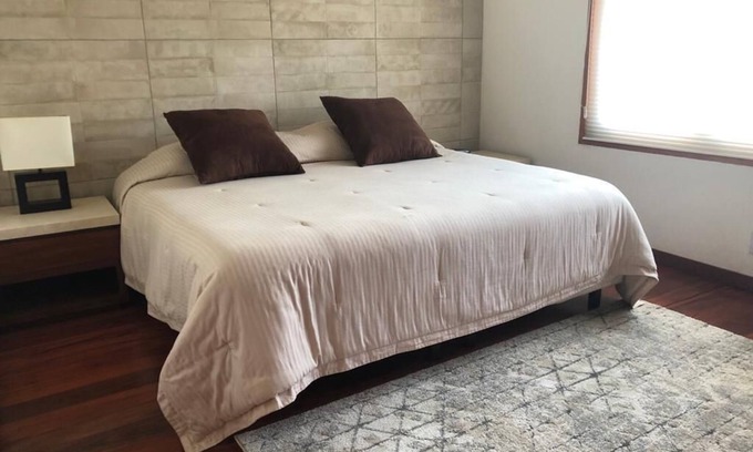 Ciudad Lopez Mateos Casa | Cómoda habitación, cama King size, closet, baño privado y Smart TV 50".