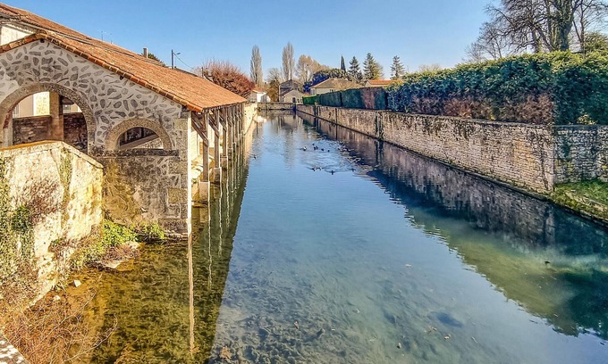 Verteuil-sur-Charente Casa | Comfortable and artistic cottage centrally located in Verteuil-sur-Charente.