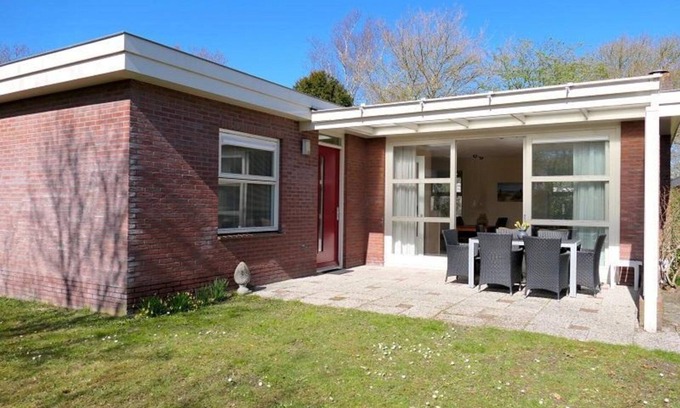 Sint Maartensvlotbrug Casa | Comfortable, sunny holiday home on Park Campanula, 2 bedrooms, WiFi, close to beach, forest and dunes